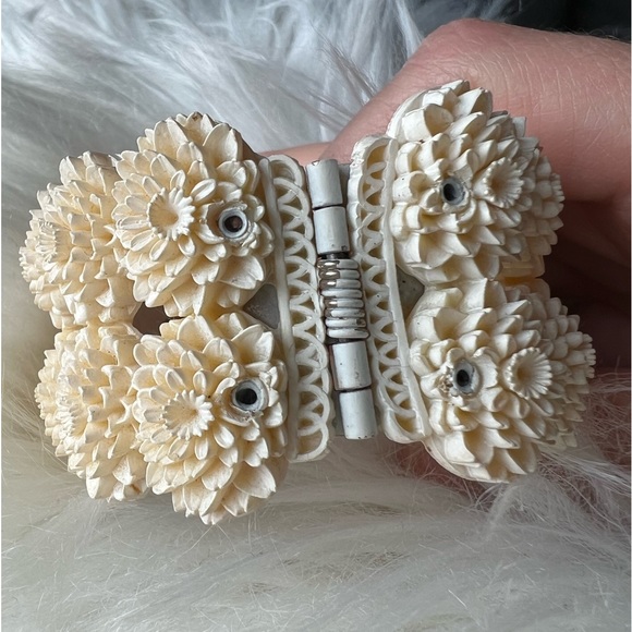 🤍 Faux Coral Flower Hinged Bracelet 🤍 - Picture 9 of 10